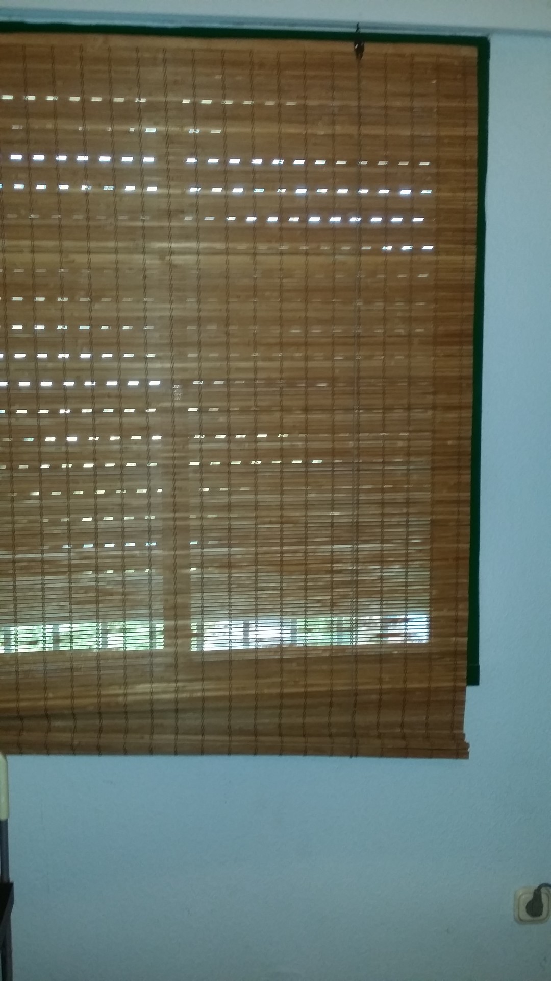 Habitacion con cama individual ropero empotrado, escritorio, aire