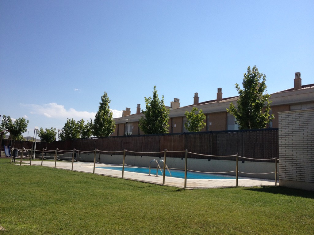 Habitación en Casa Adosada con Jardín y Piscina Alquiler habitaciones