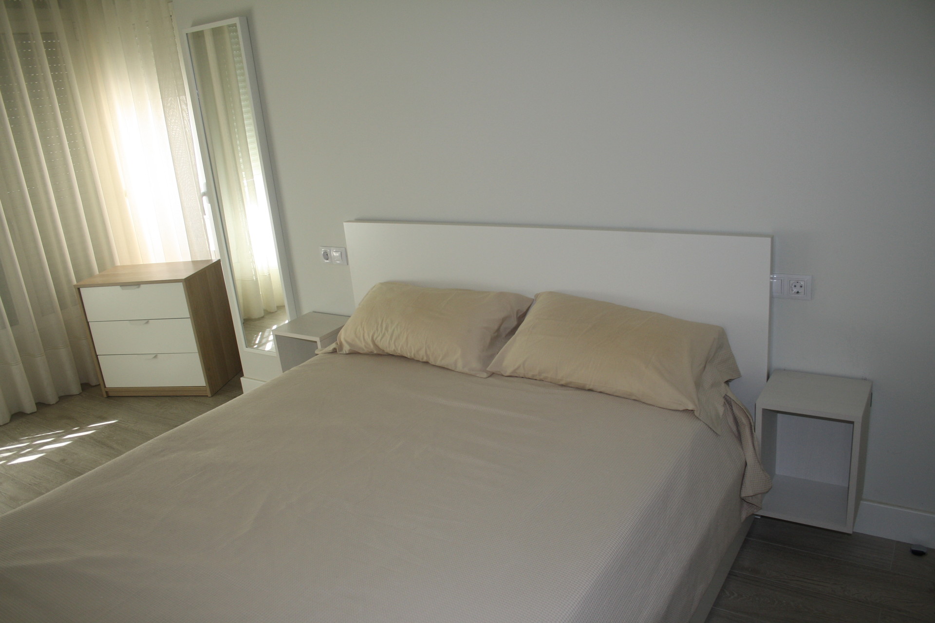 Habitación doble de uso sencillo, con mesa de estudio, silla, armario y