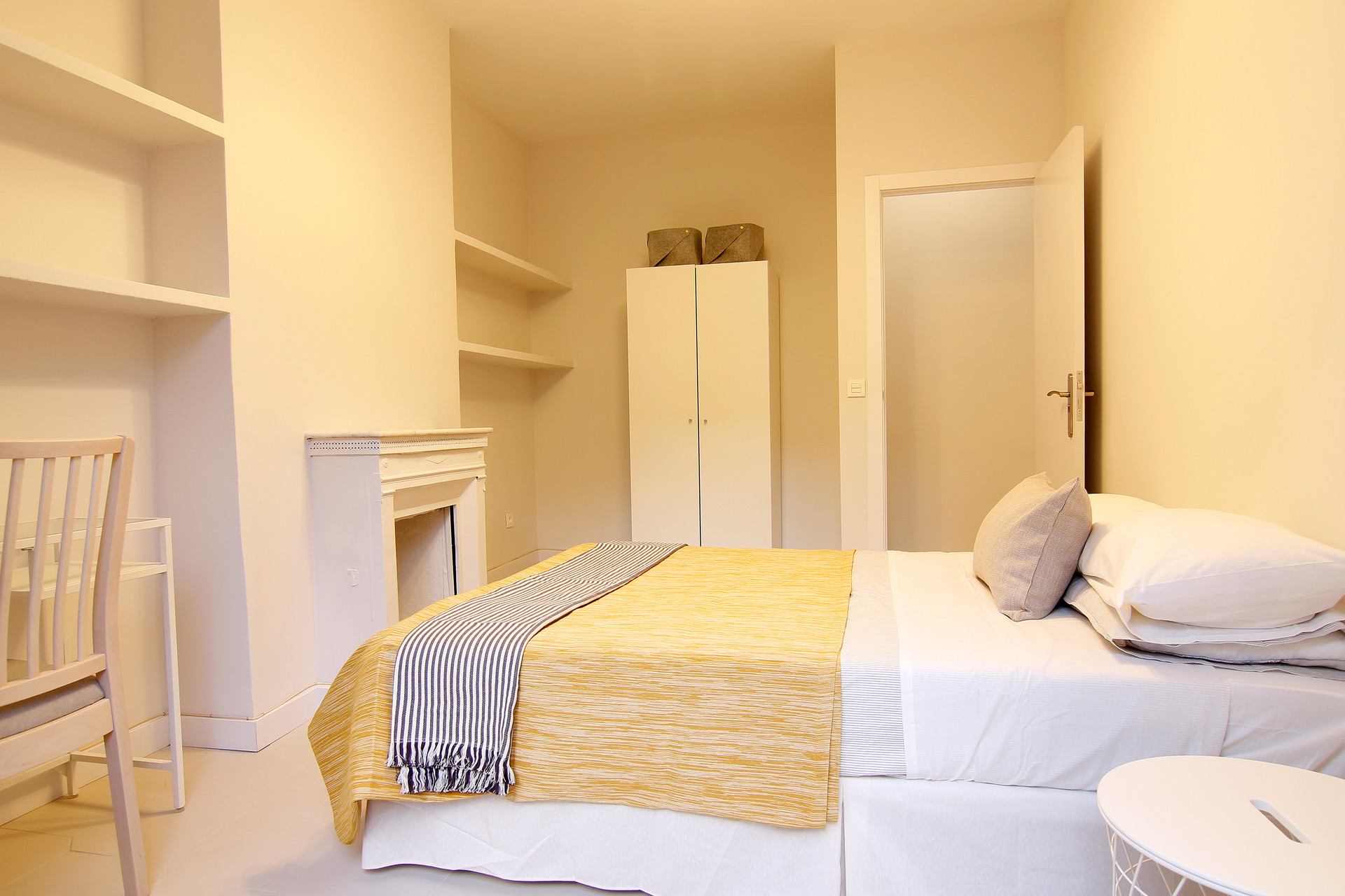 Habitación en piso amplio y recién reformado de 7 habitaciones | Room