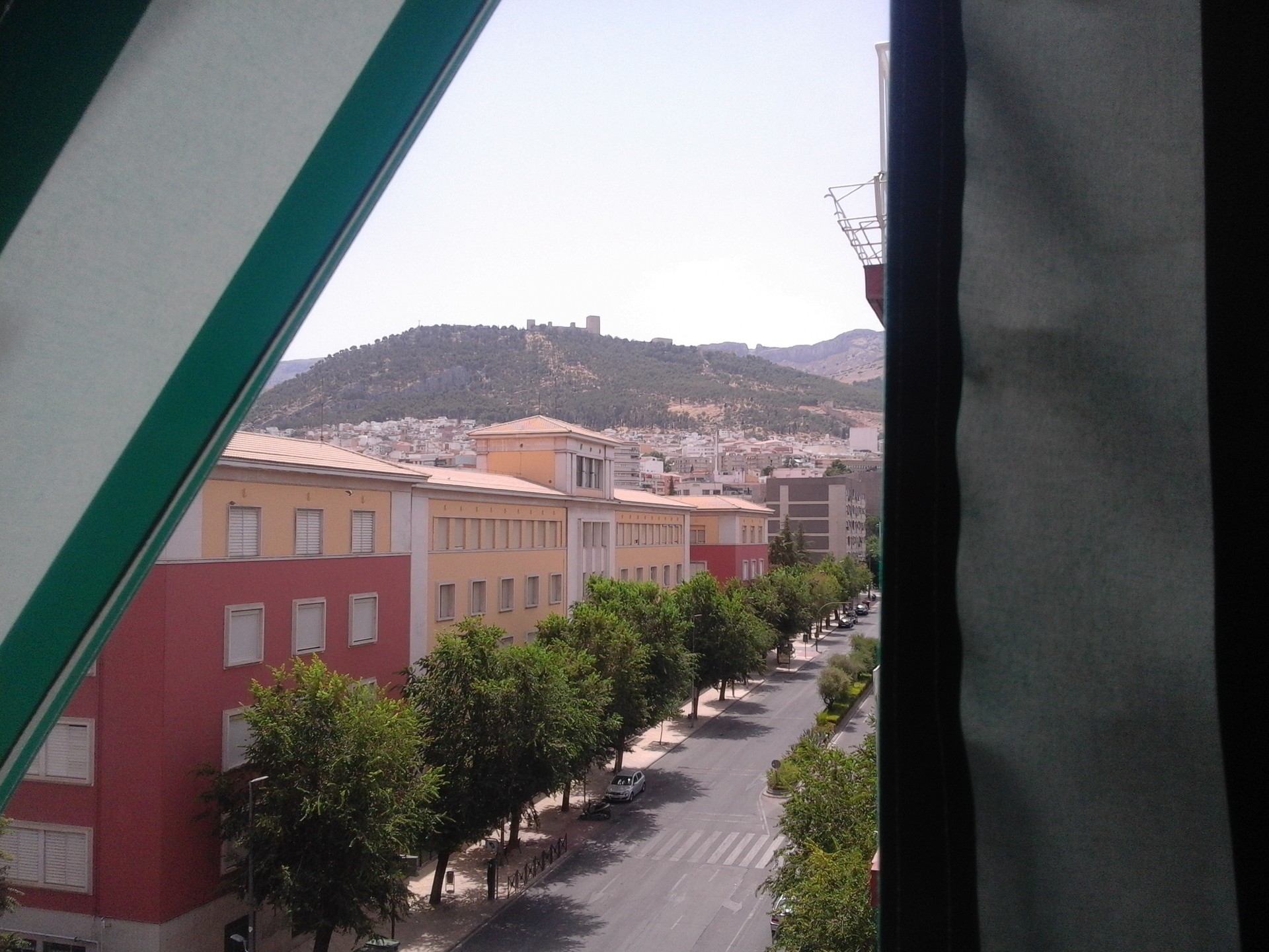 Habitación en hogar familiar cerca de Universidad y Corte Inglés