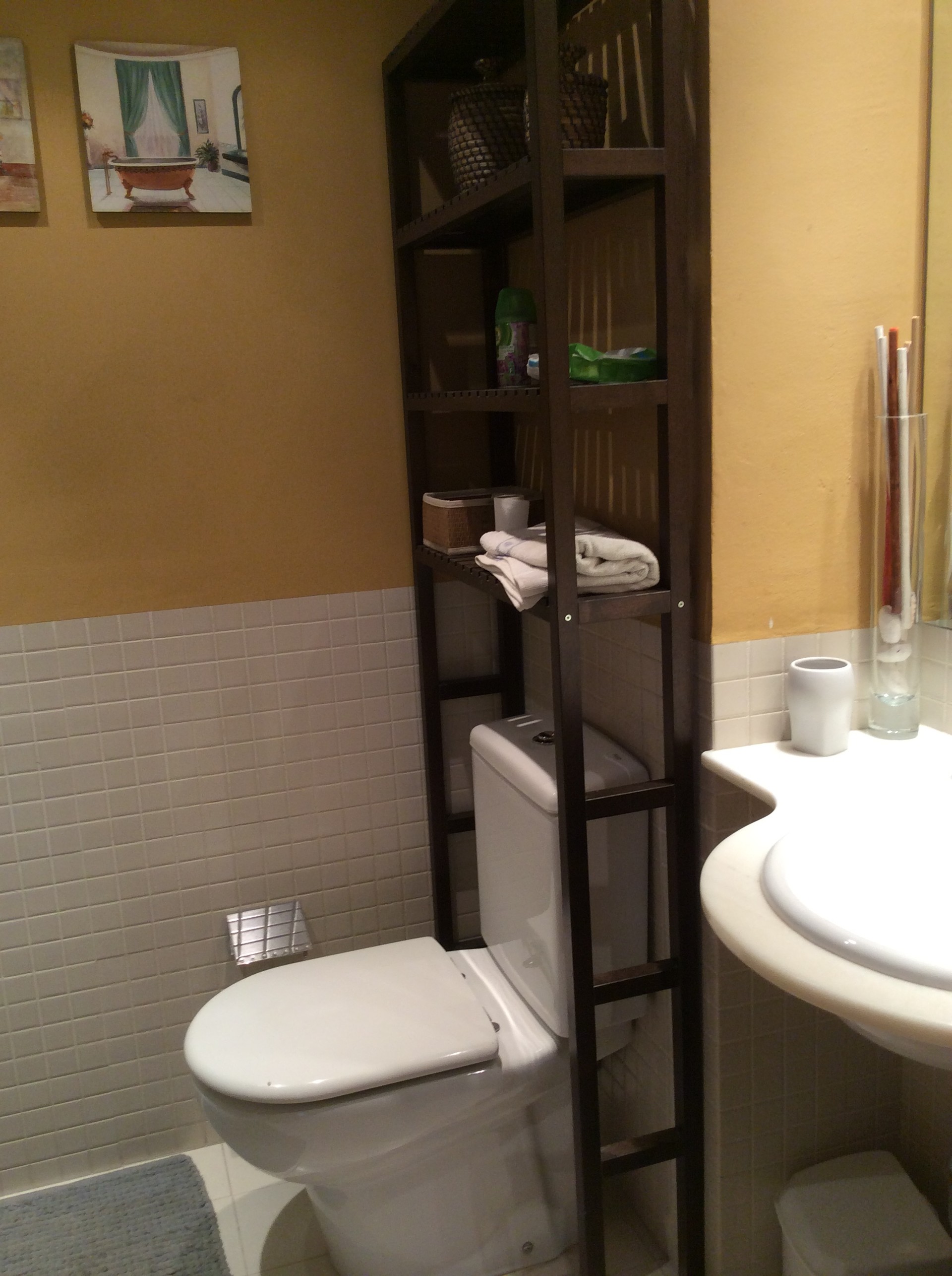 Habitación individual con baño privado muy luminoso y vista exterior