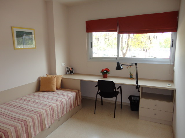 Habitación individual con cocina y baño en la Universidad de Castellón