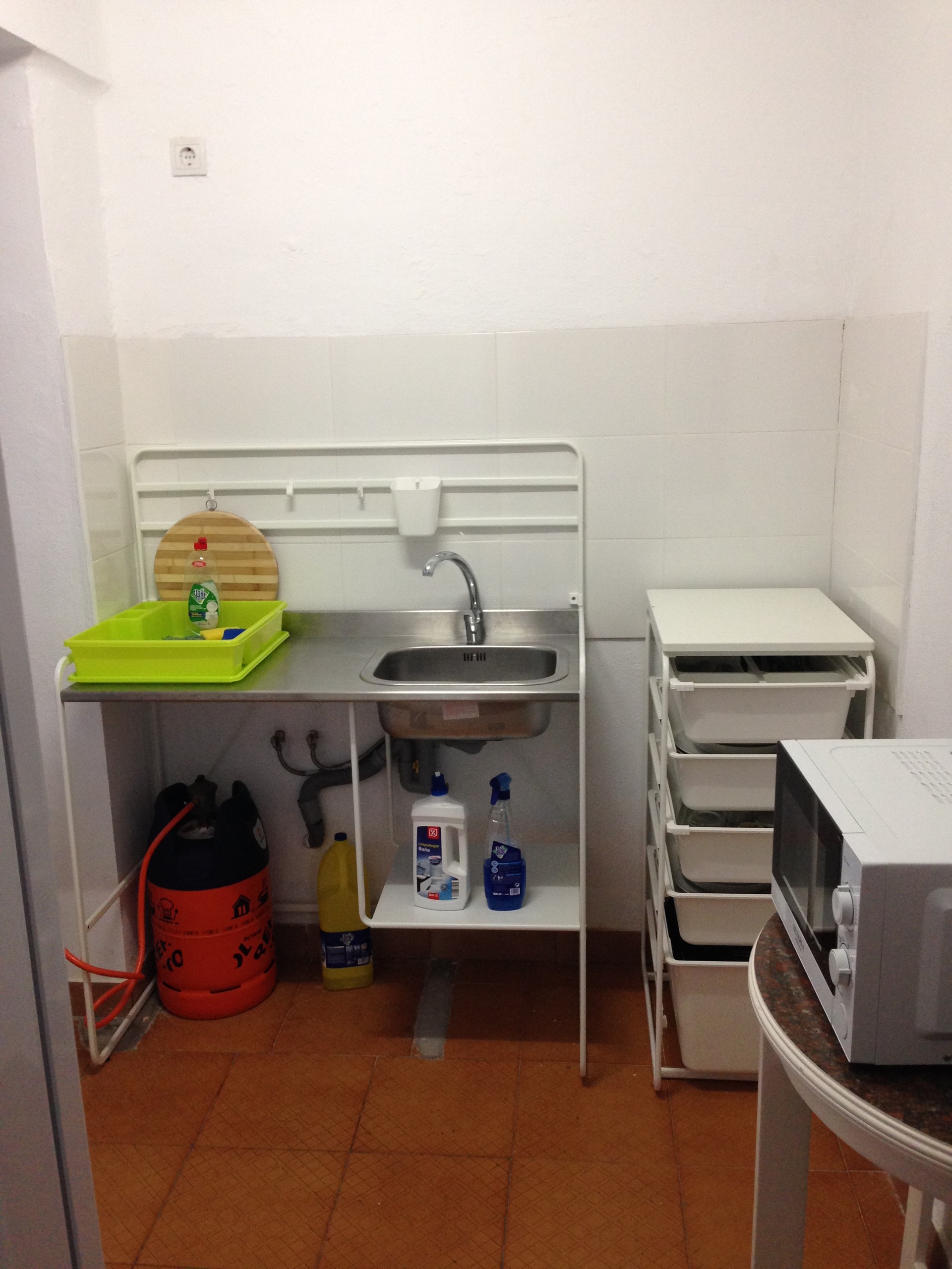 Habitación individual junto parada de Metro y cerca estación de tren y