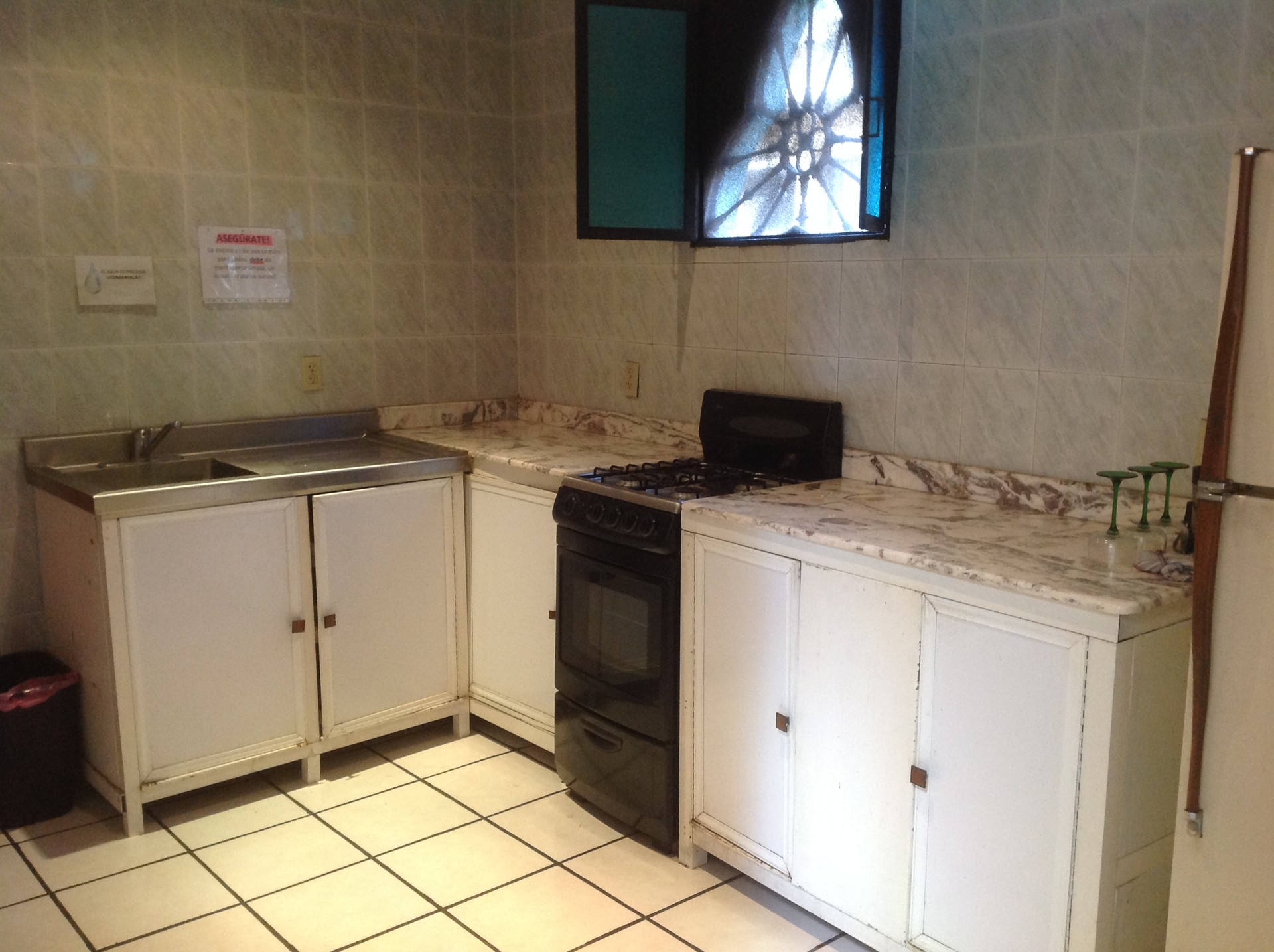 Habitación soleada con baño privado al sur de la ciudad, cerca de la