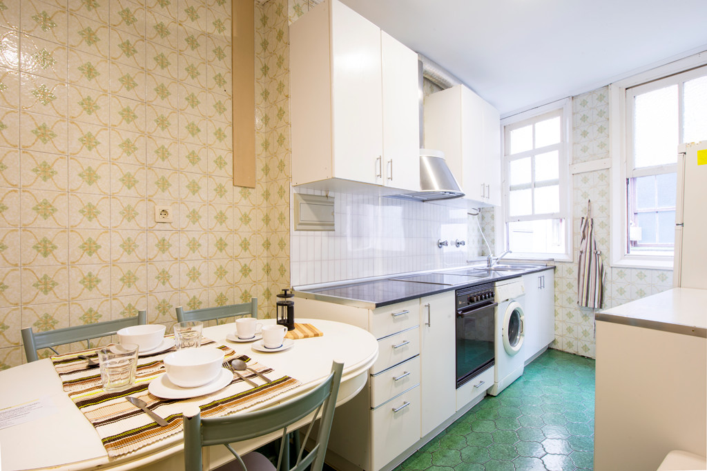 Habitación con techos altos y balcón, cerca del metro | Alquiler