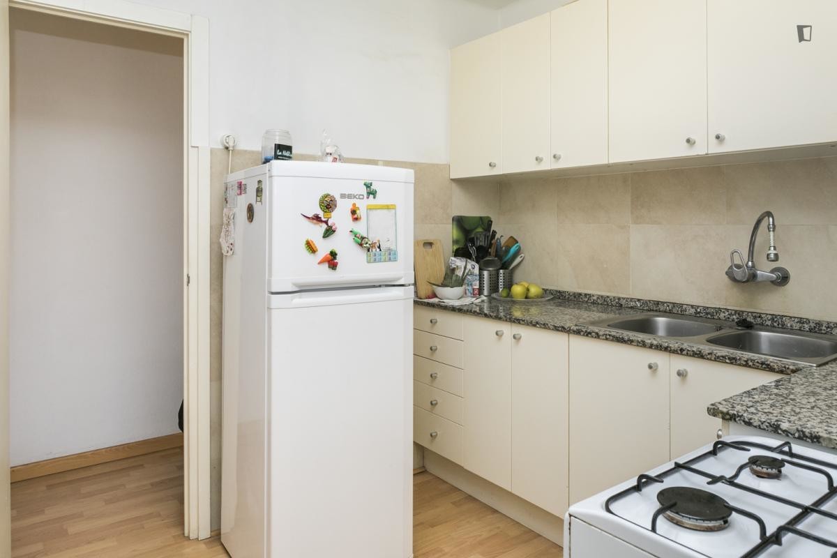 Habitación con ventana a patio interior | Alquiler habitaciones Barcelona