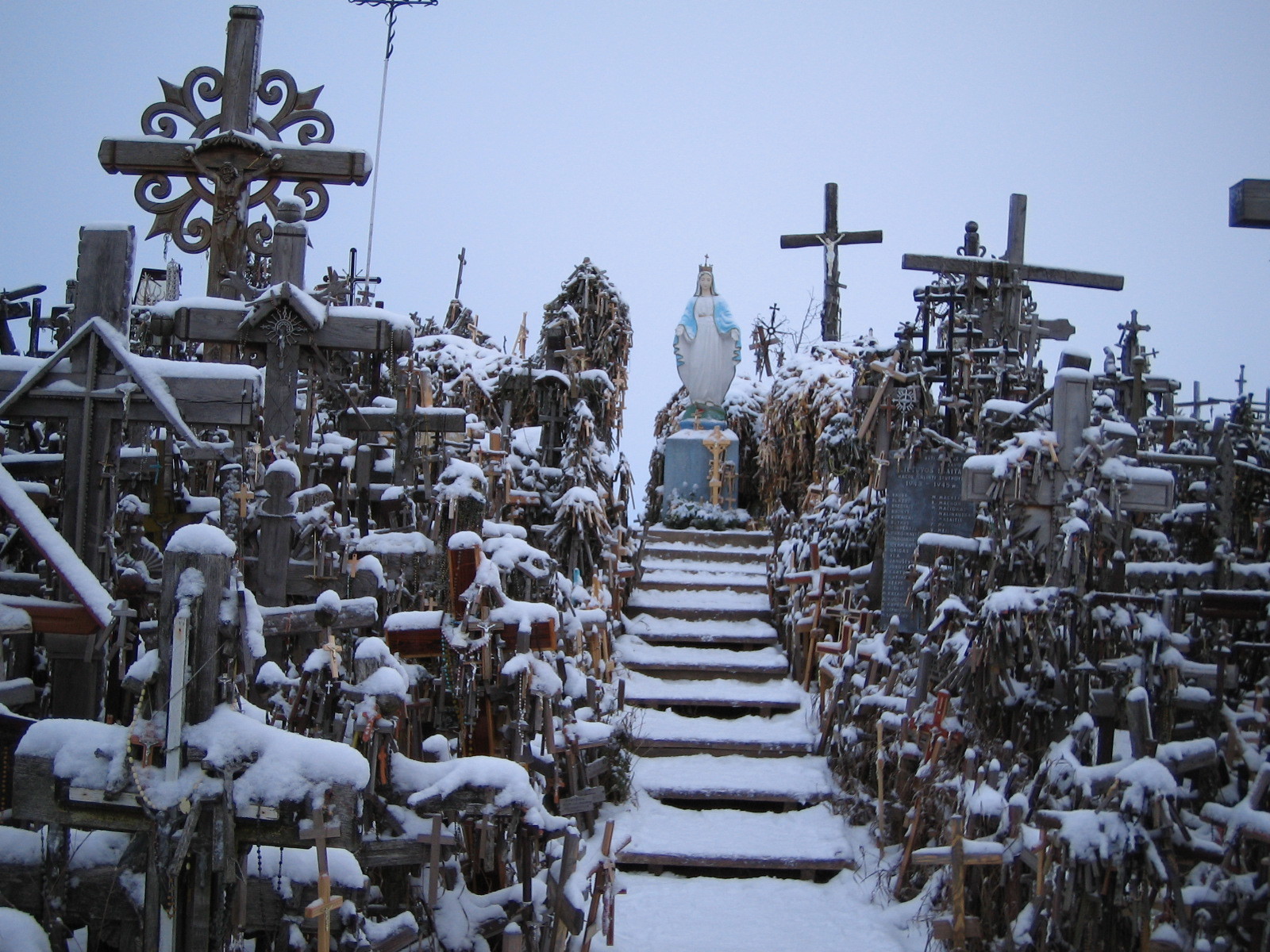 Hill of crosses. Гора крестов (Hill of Crosses), Литва. Гора крестов Шауляй. Гора крестов, Шяуляй, Литва. Кладбище Литва гора крестов.