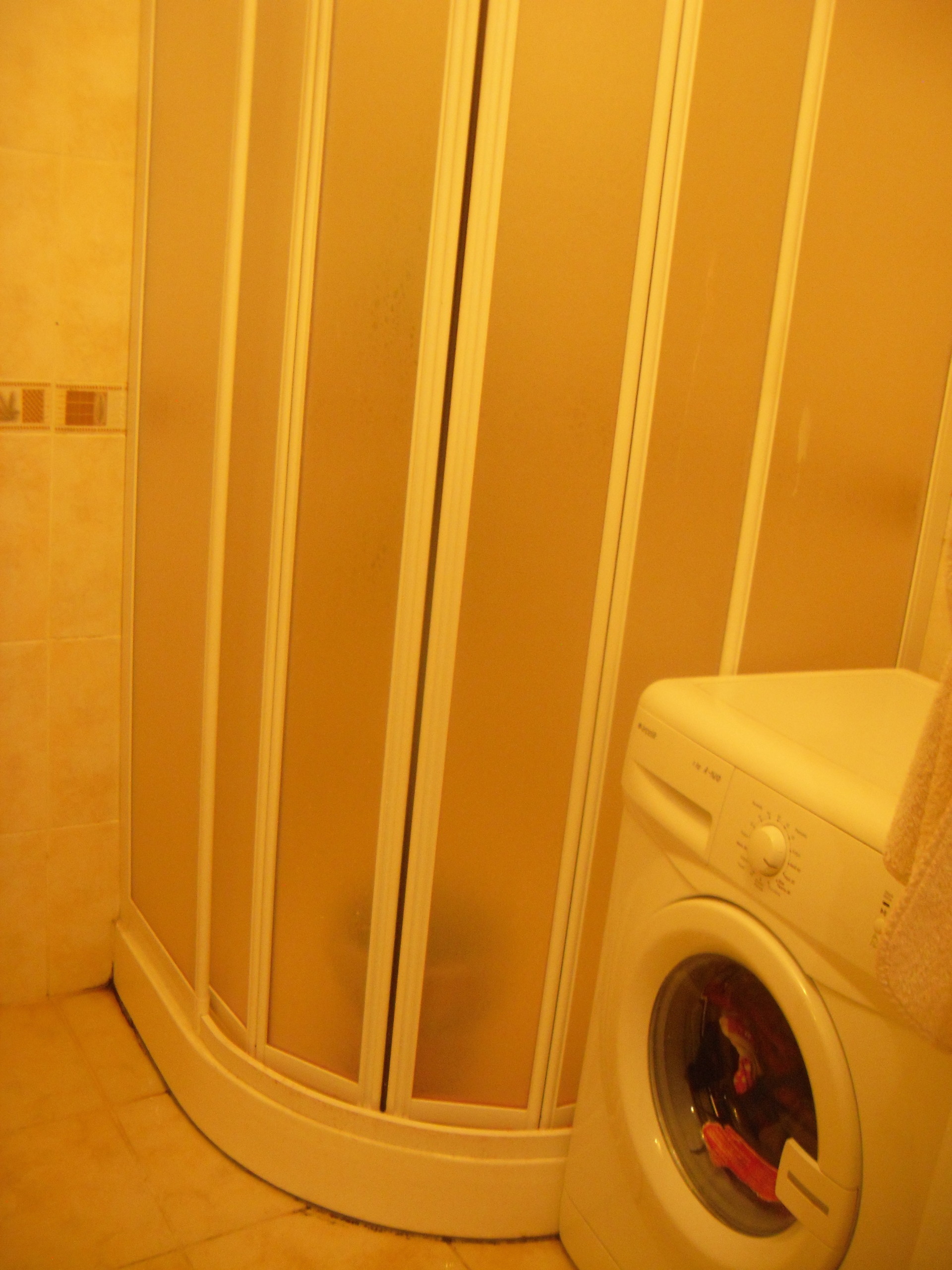 Kadıkoy Merkezde, bahceli, bakımlı, esyalı 3 aylık kiralık daire