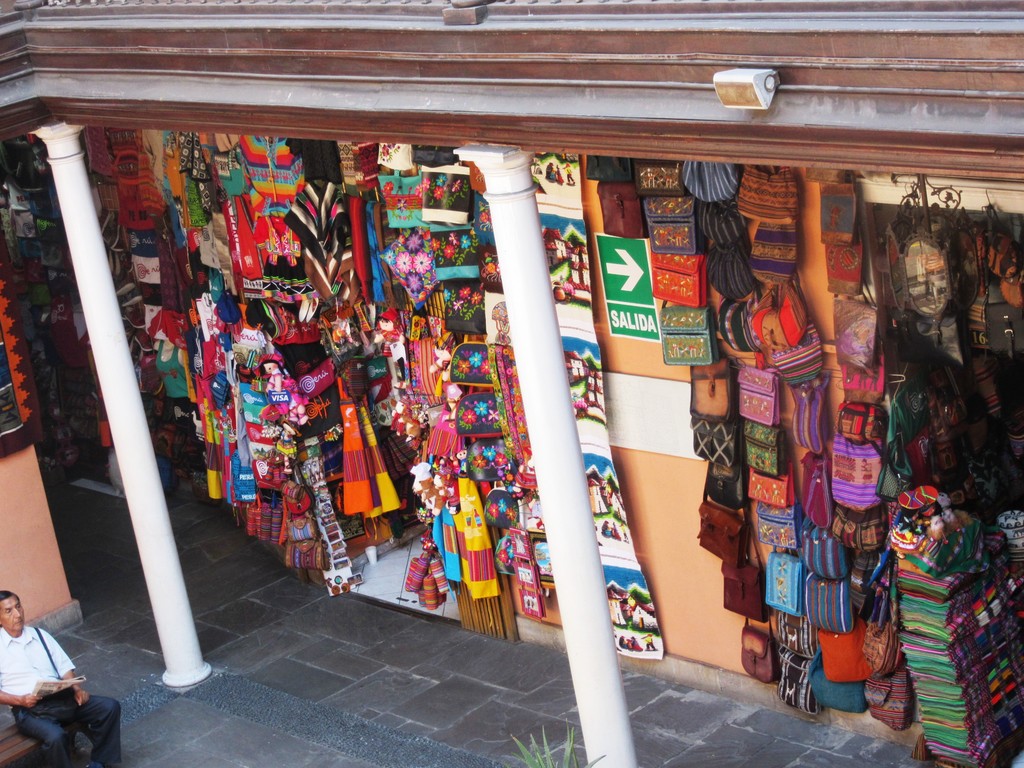 la-plaza-comprar-souvenirs-peruanos-1a85