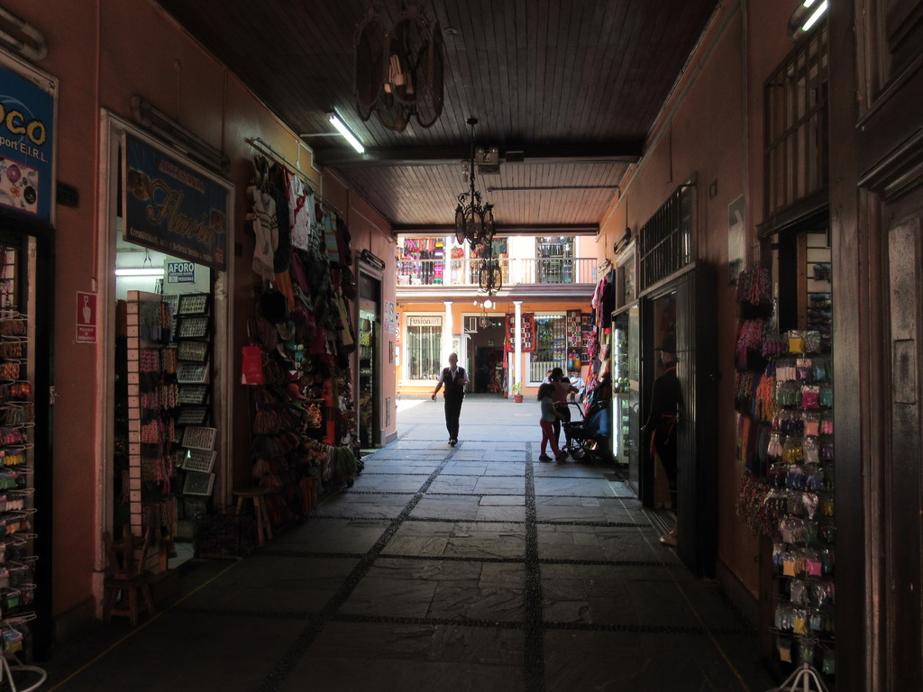la-plaza-comprar-souvenirs-peruanos-cd44