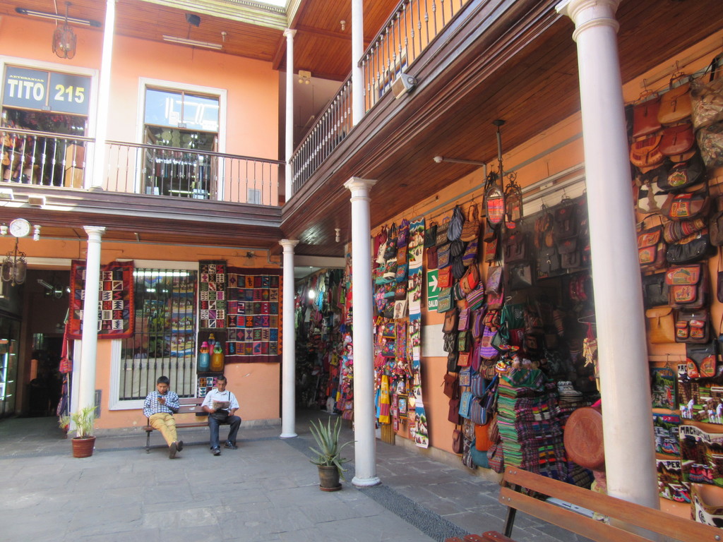 la-plaza-comprar-souvenirs-peruanos-f587