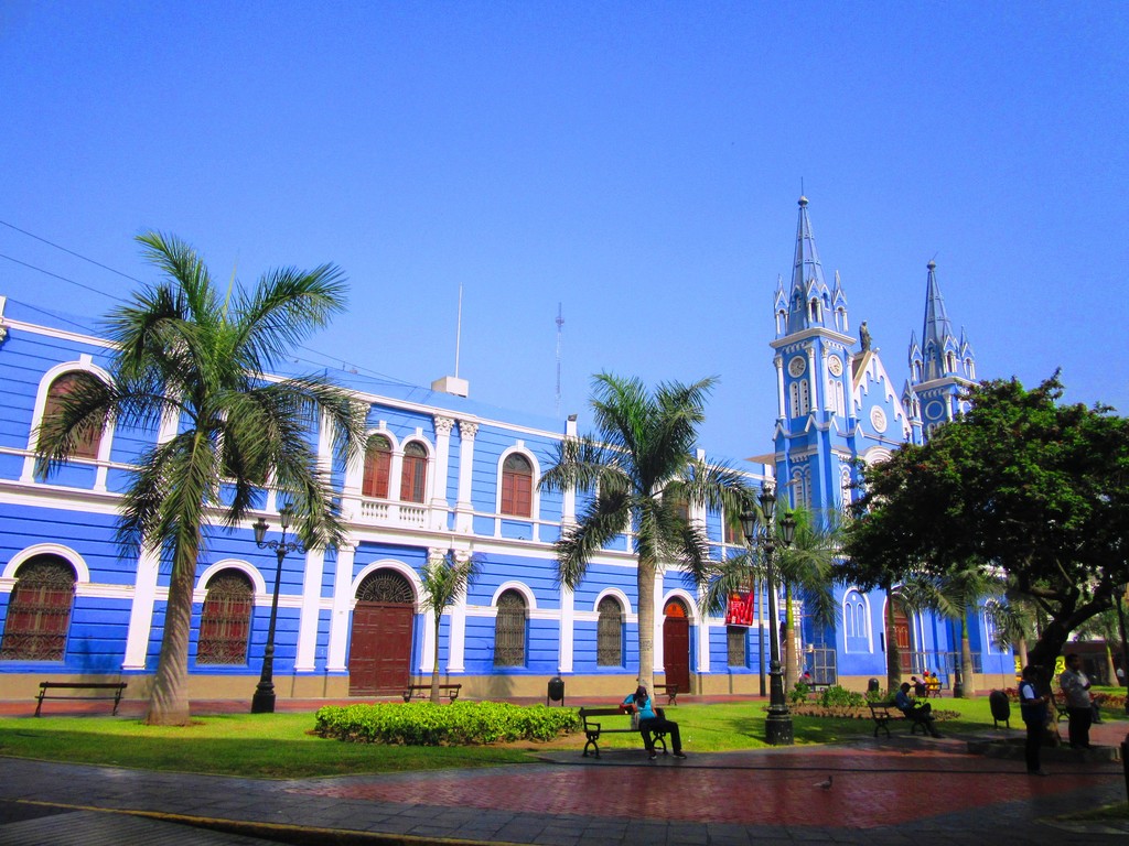 la-plaza-iglesia-azul-gotica-llena-histo