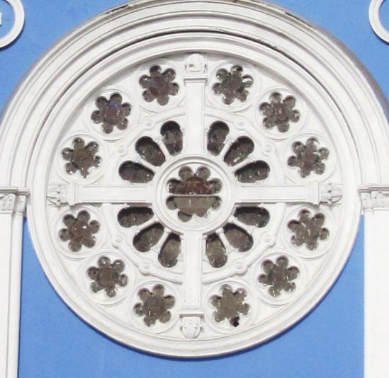 la-plaza-iglesia-azul-gotica-llena-histo