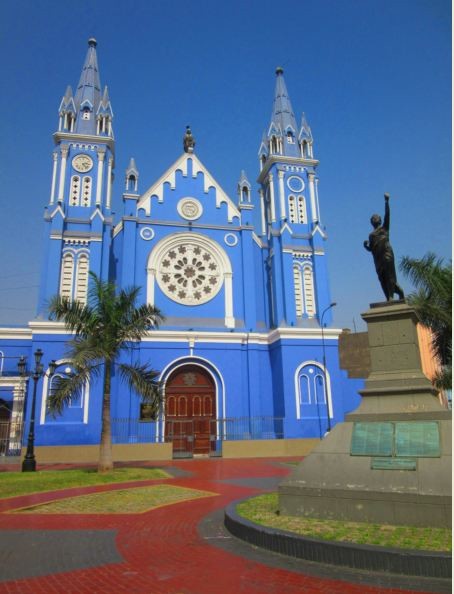 la-plaza-iglesia-azul-gotica-llena-histo