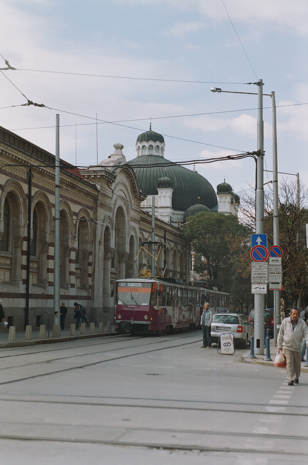 LA sinagoga al fondo.