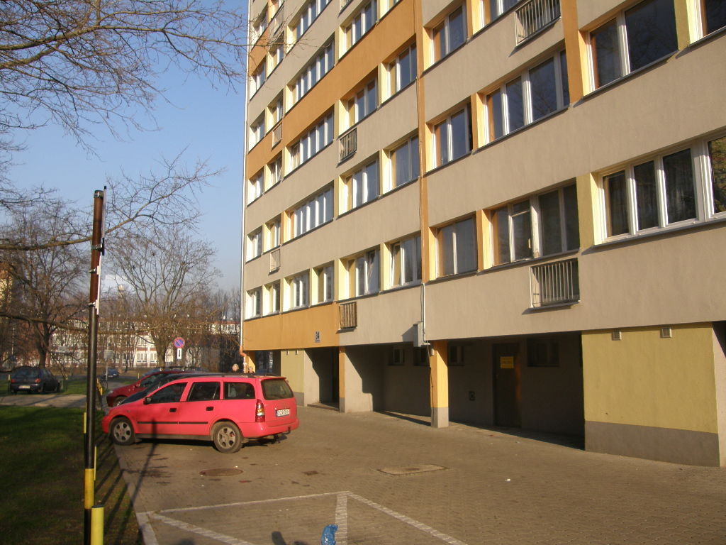 a large room in 3bedroom apartment on 10floor soviet style block in Wroclaw Room for rent