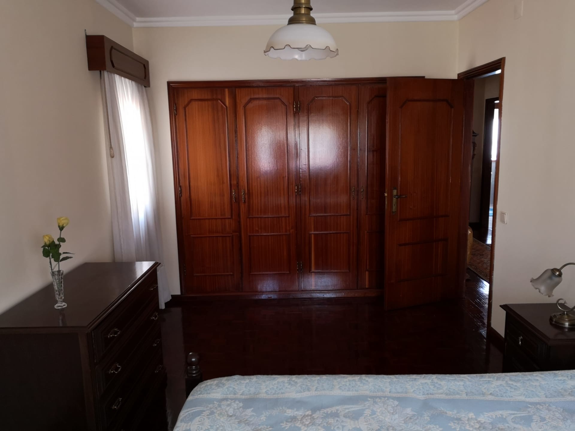 Room for rent in 4-bedroom apartment in Porto girls only and with internet