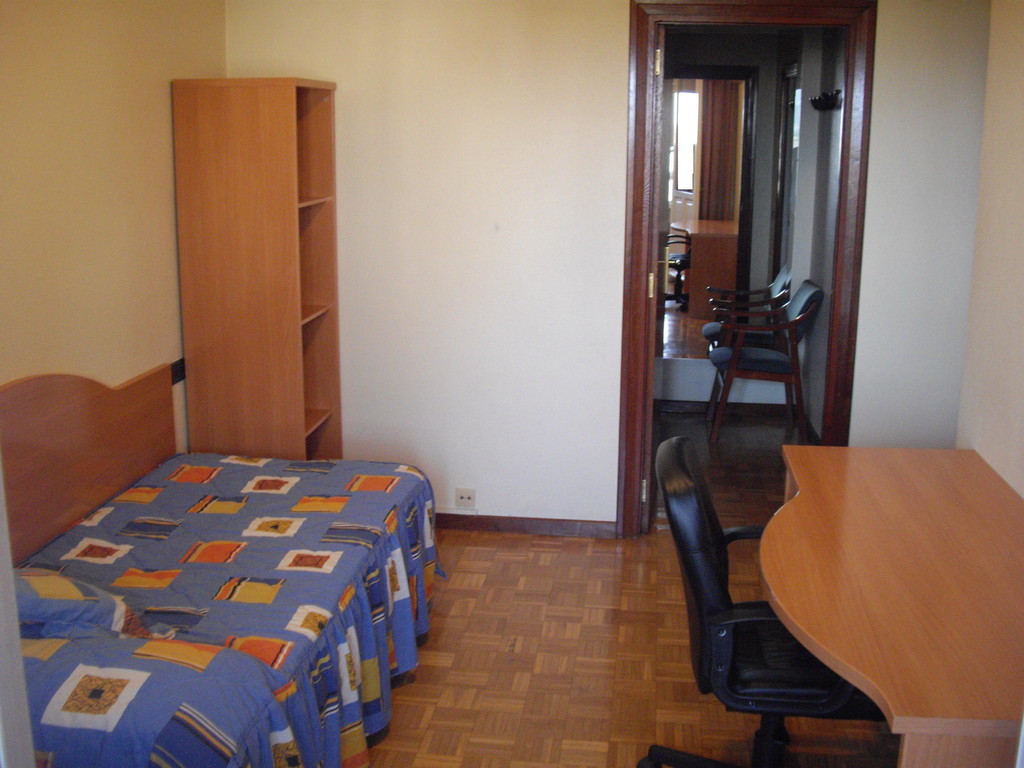 Large Apartment in Av. de Pio XII, 32 close to UNAV and UNPA Flat