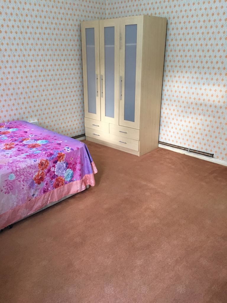 Large Double Room Available With Friendly Couple