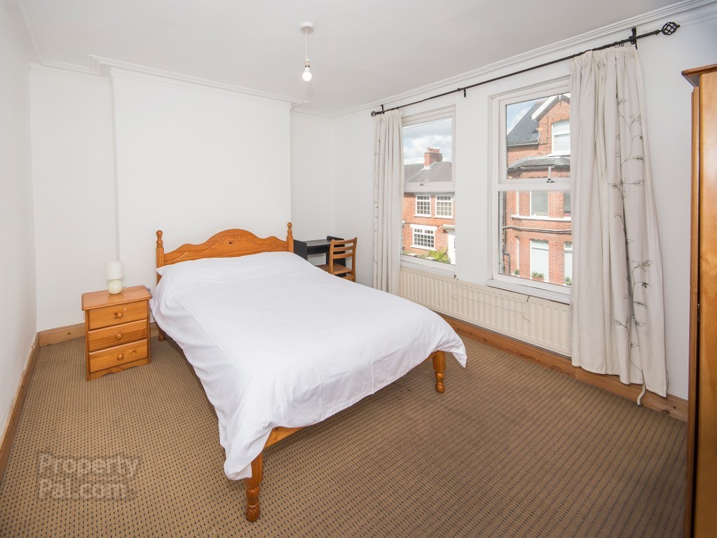 LARGE DOUBLE ROOM CLOSE TO QUEENS UNIVERSITY BELFAST Room for rent