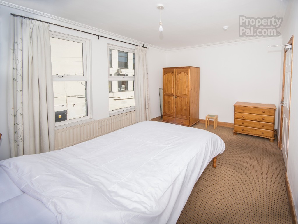LARGE DOUBLE ROOM CLOSE TO QUEENS UNIVERSITY BELFAST Room for rent