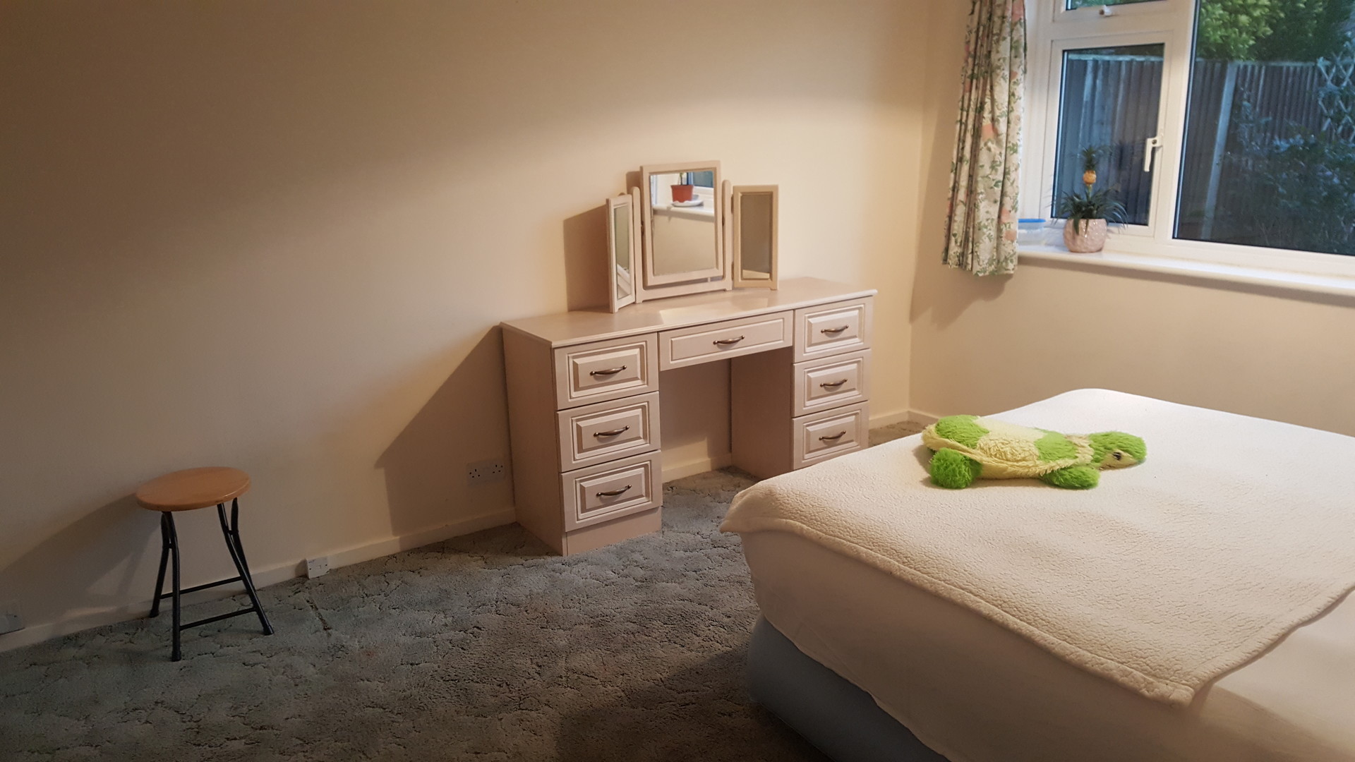 Large double room to rent in Oakwood ( piccadilly line) Room for rent London