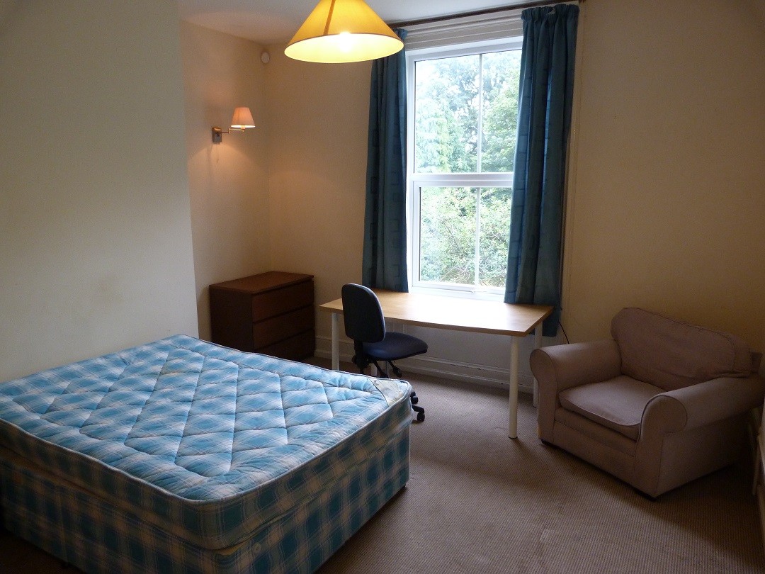 Large Double Room In A Shared Student House 1 Mile From Hull