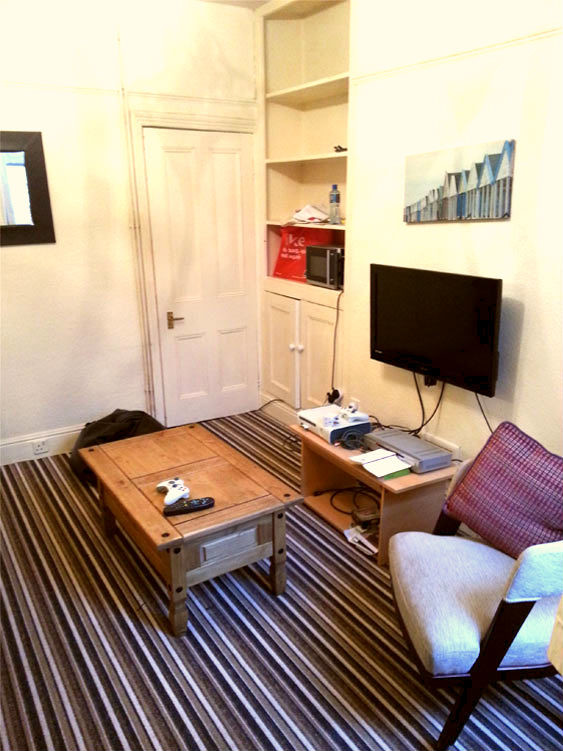 https://d1bvpoagx8hqbg.cloudfront.net/originals/large-double-student-room-rent-sheffield-england-923e6ef2ce1fa8425e8d7ccada1ef45c.jpg