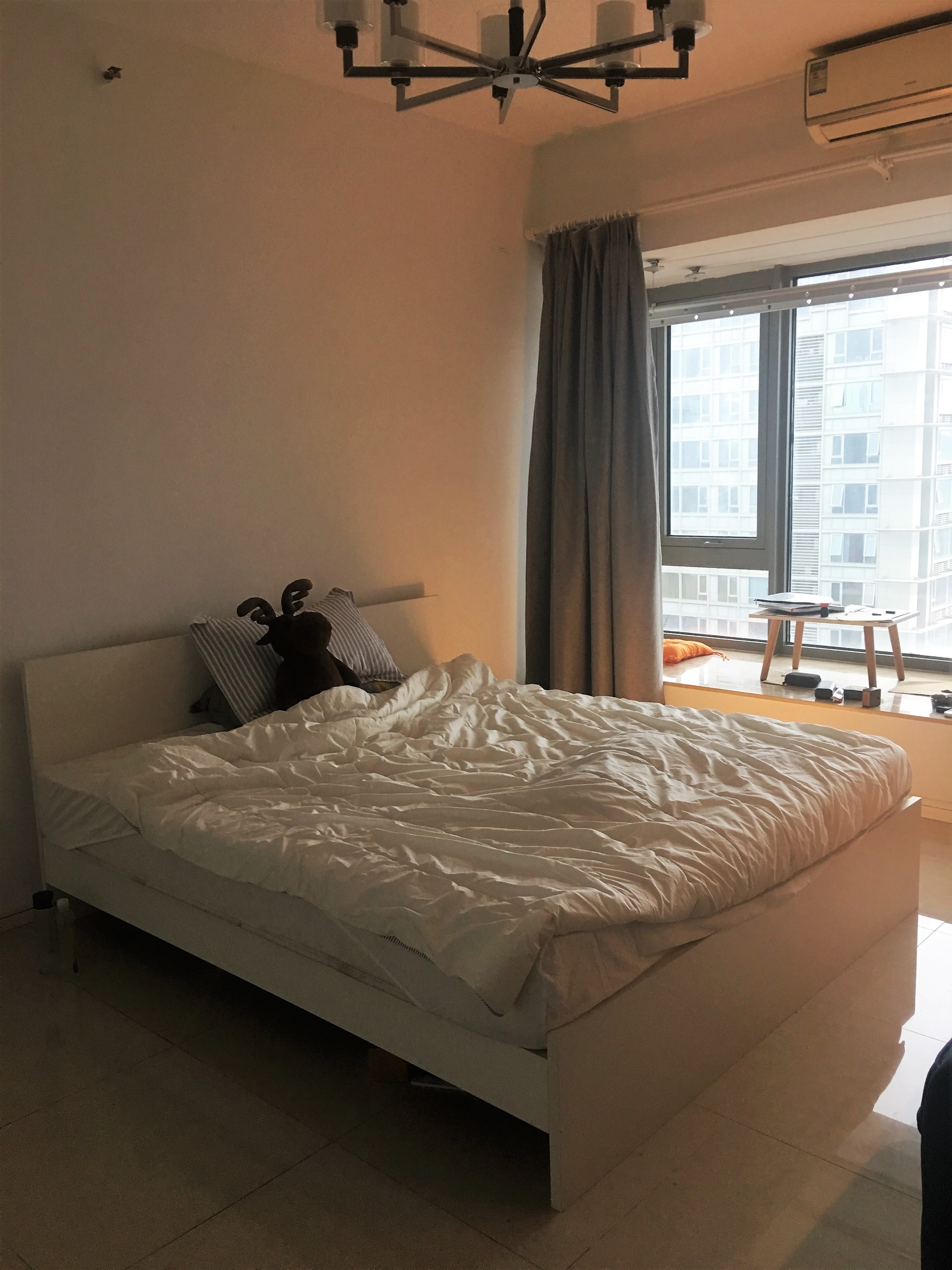 Large Master Bedroom In 33rd Floor Of Modern Apartment