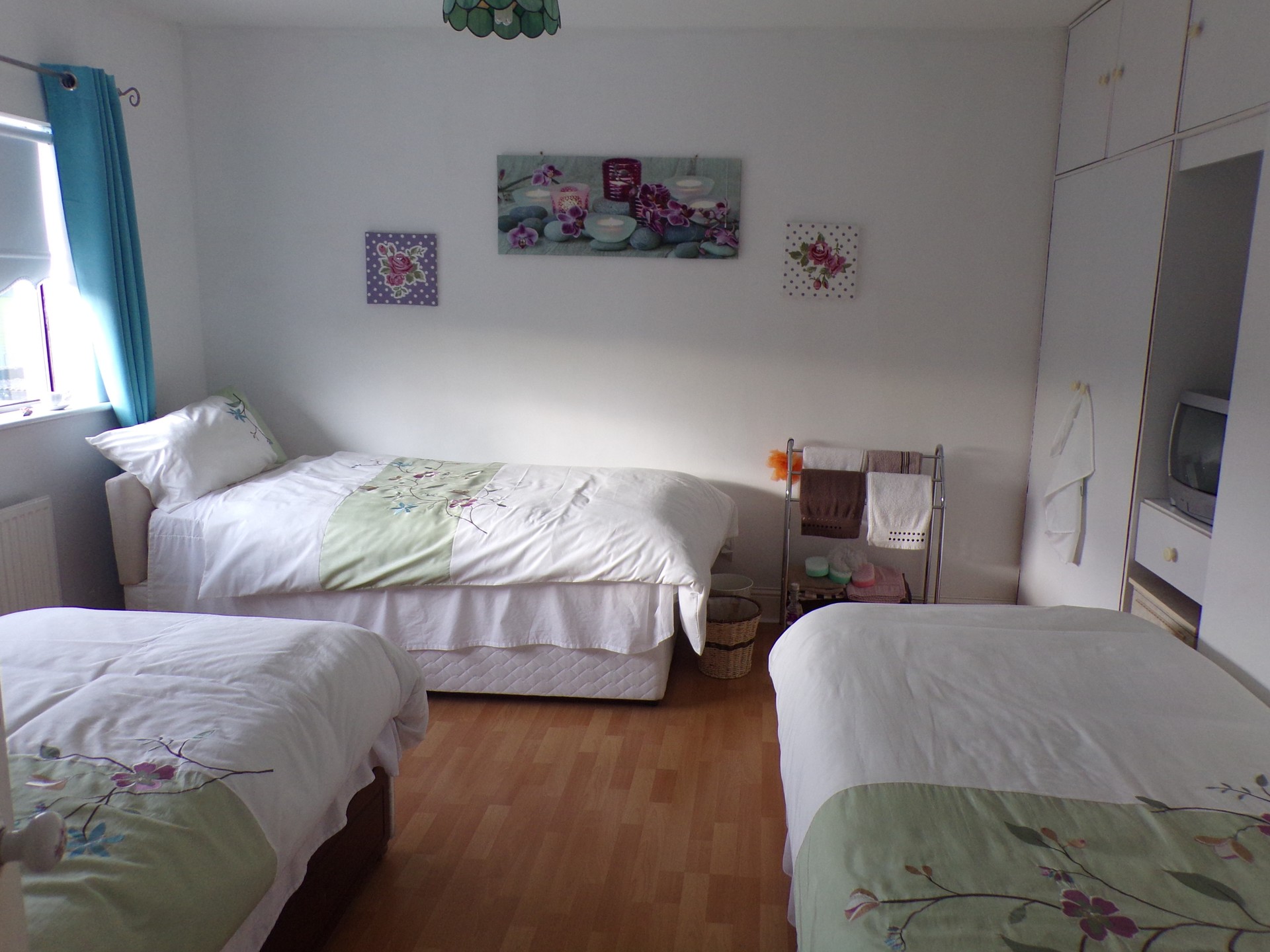 Large Room 3 Single Beds Available To Share For Students