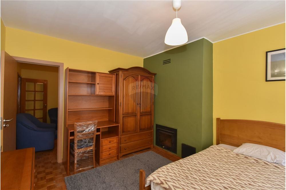 Large Room infront Metro and El Corte Ingles