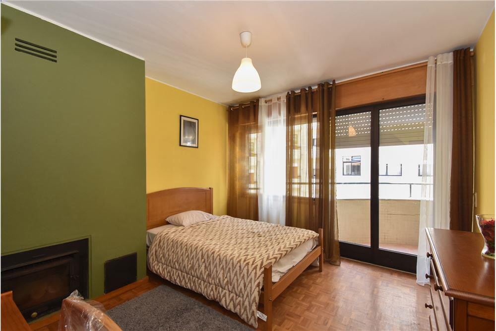 Large Room infront Metro and El Corte Ingles