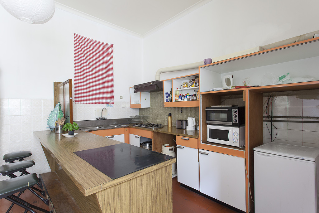 Great room with balcony in an international apartment in the old town of Lisbon