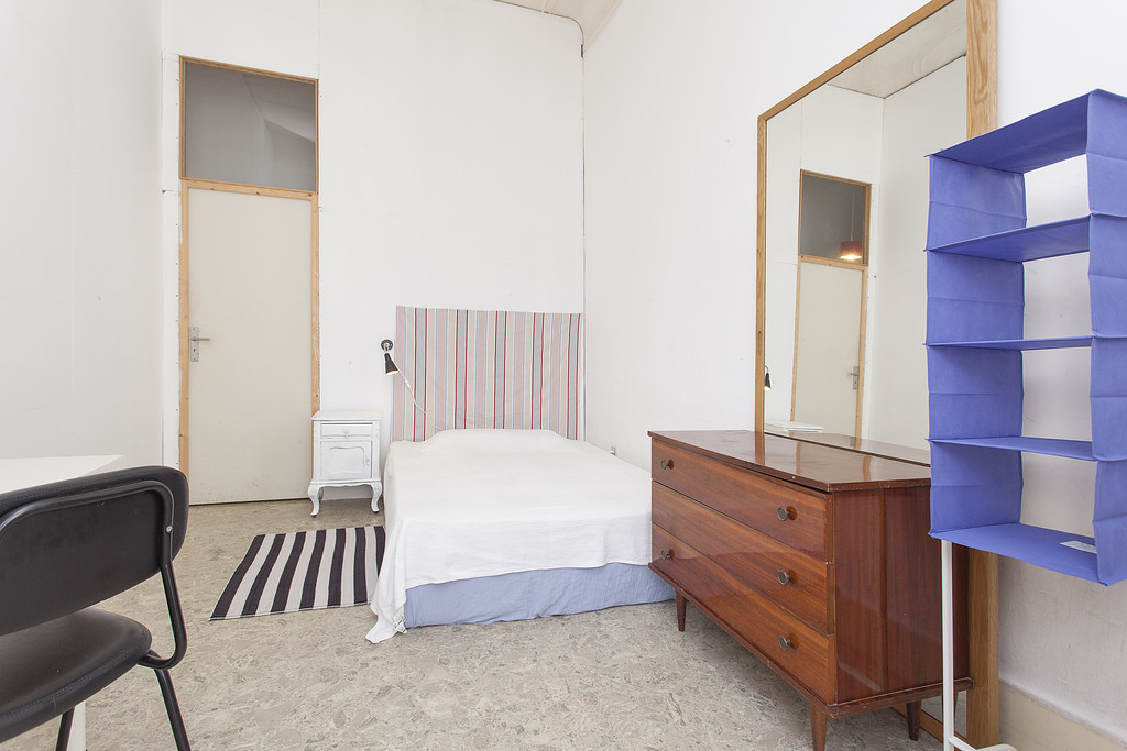 Great room with balcony in an international apartment in the old town of Lisbon