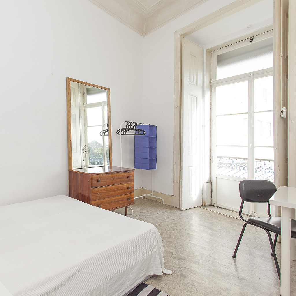 Great room with balcony in an international apartment in the old town of Lisbon