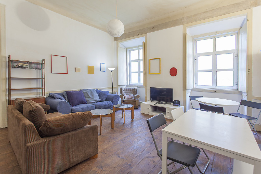 Great room with balcony in an international apartment in the old town of Lisbon