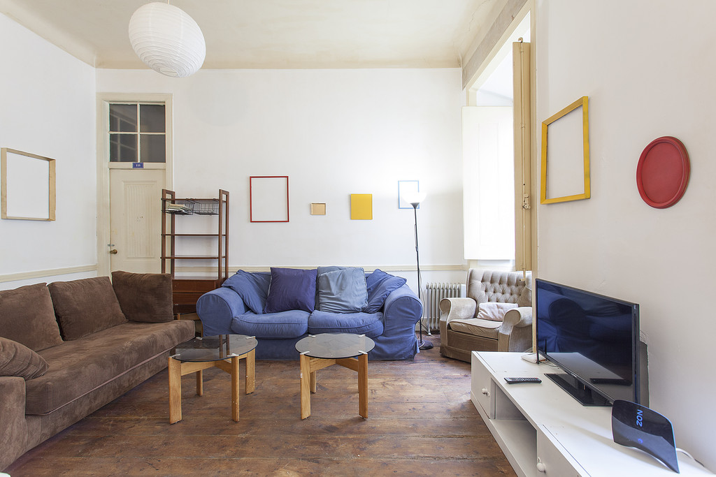 Great room with balcony in an international apartment in the old town of Lisbon