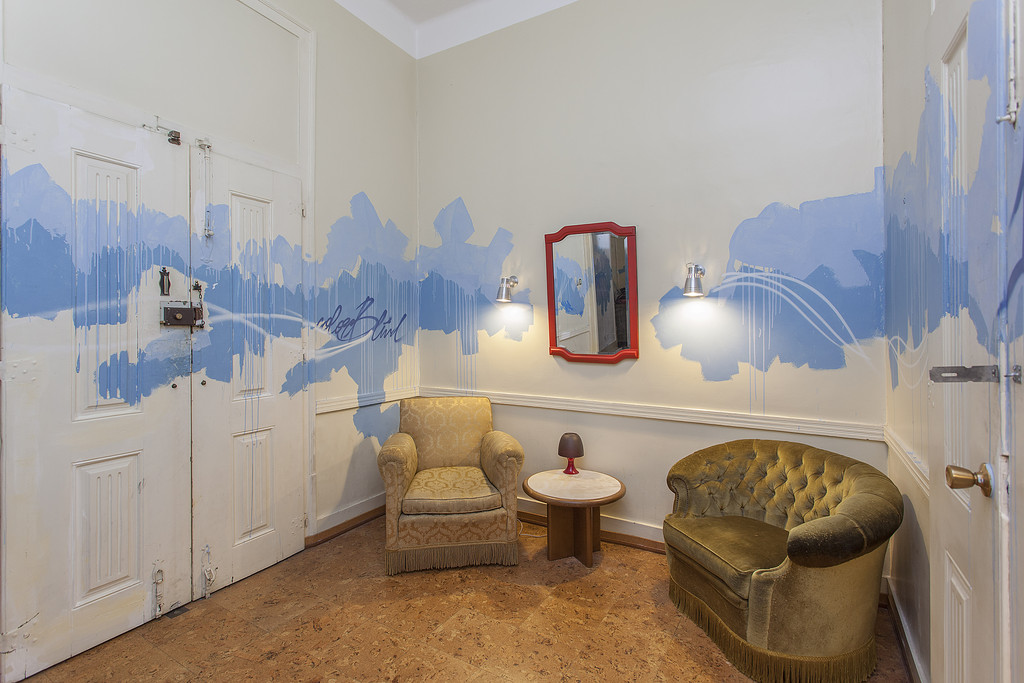 Great room with balcony in an international apartment in the old town of Lisbon