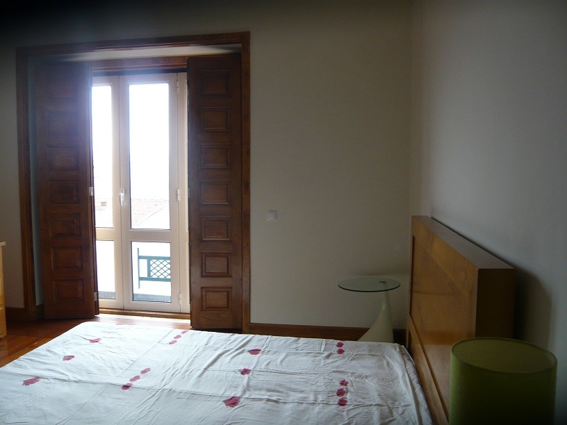 Large and sunny room with balcony in central Coimbra