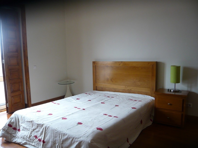 Large and sunny room with balcony in central Coimbra