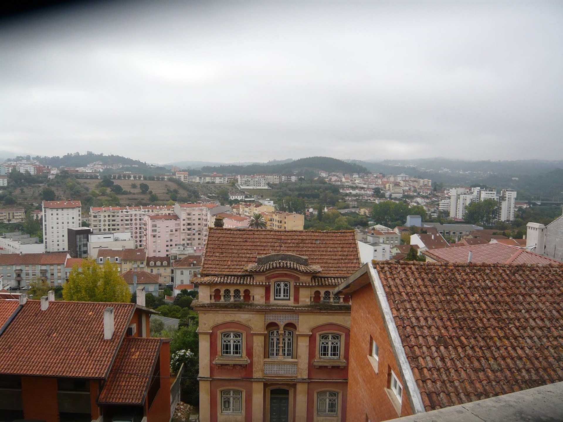 Large and sunny room with balcony in central Coimbra