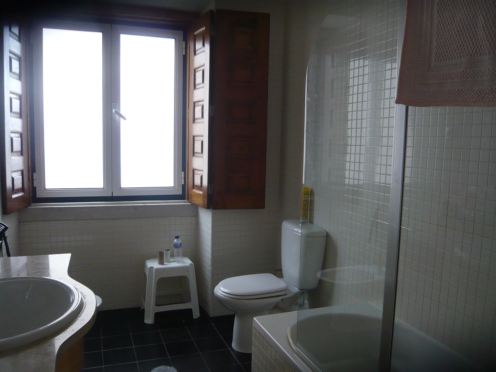 Large and sunny room with balcony in central Coimbra