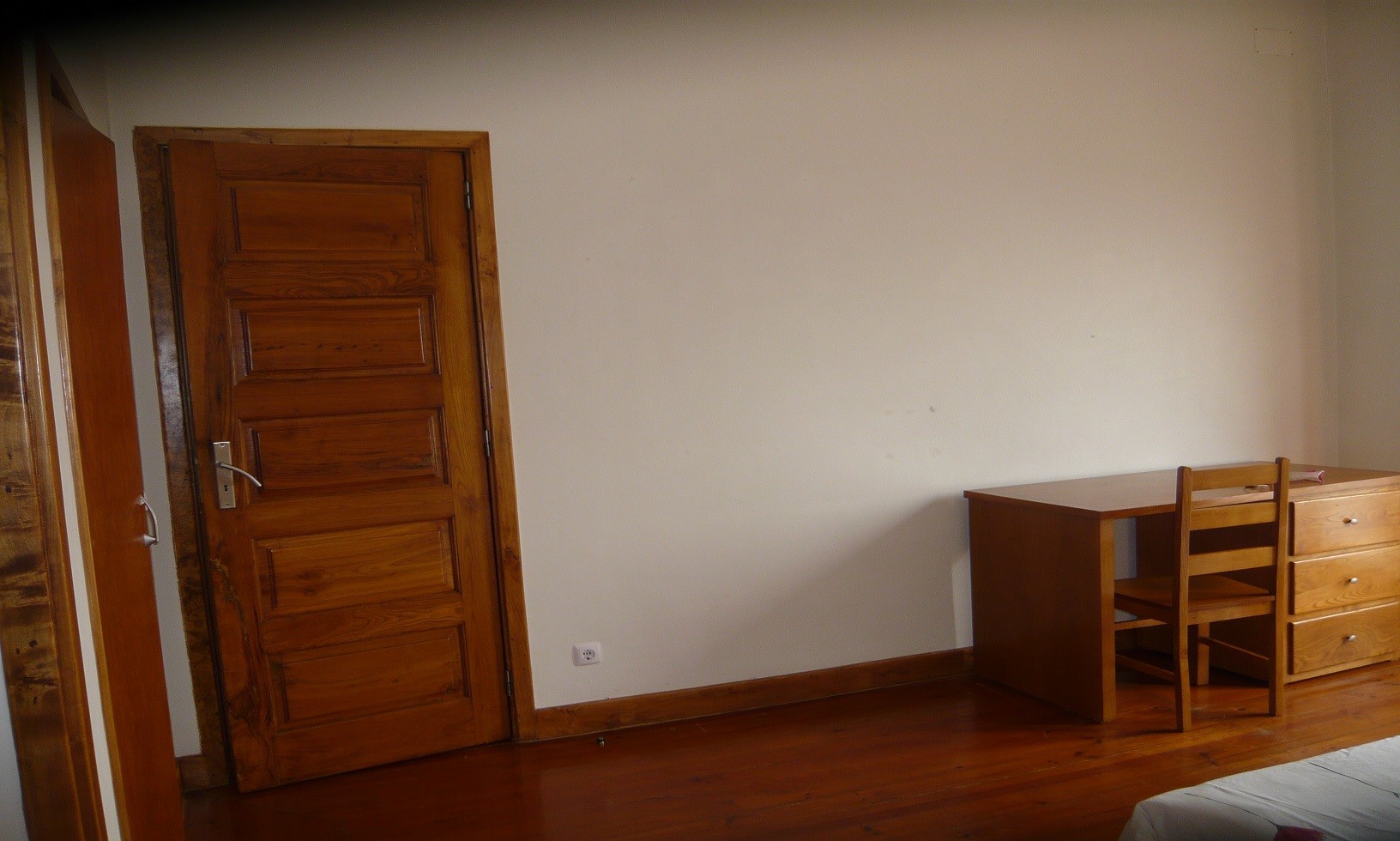 Large and sunny room with balcony in central Coimbra