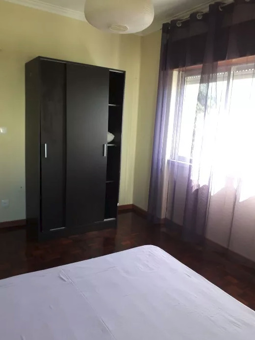 Large and Sunny Room for Rent In Amadora