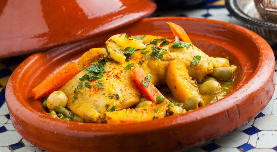 Prepara tajine de pollo y especias, el plato típico de Marruecos