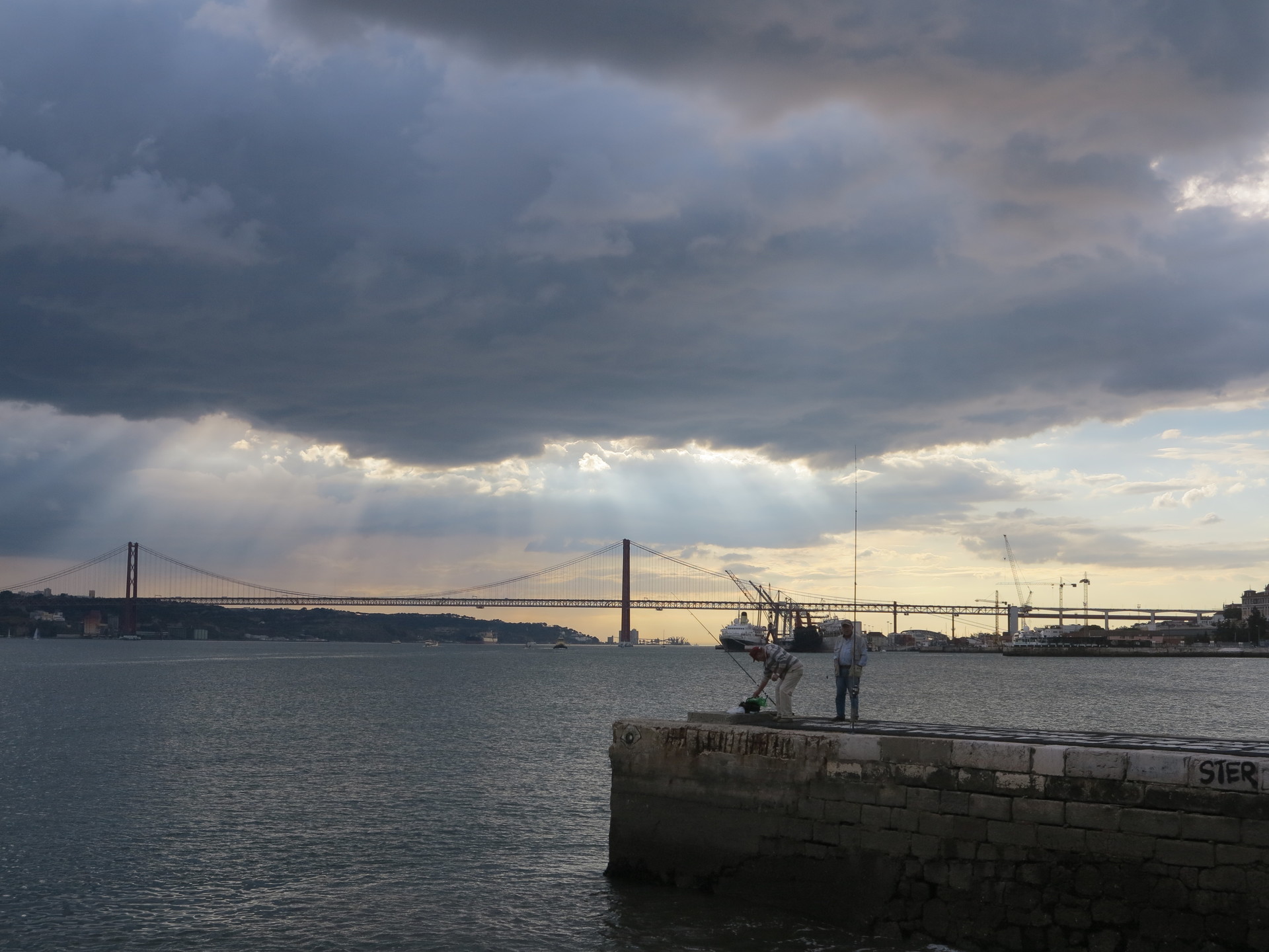 lisbon-easy-city-take-pictures-the-sky-9