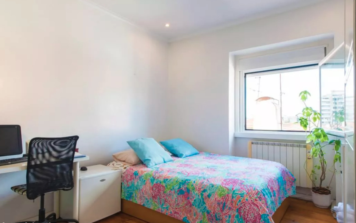 Room for rent in 1-bedroom apartment in Lisbon