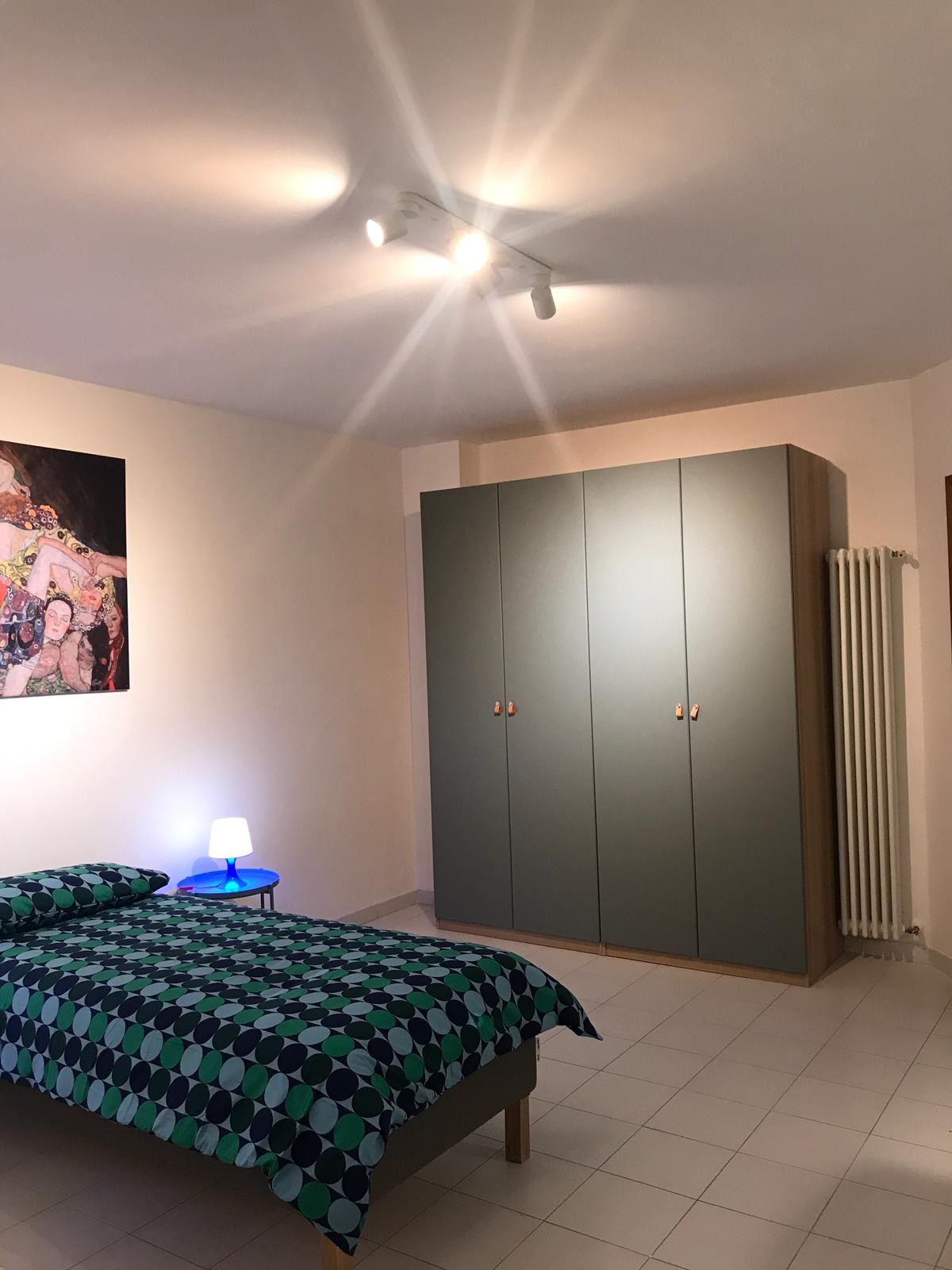 Room For Rent In 4 Bedroom Apartment In Naples With Elevator And With Storage Area