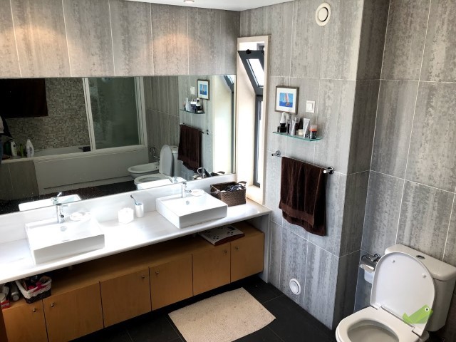 Sunny room with double bed close to Minho University